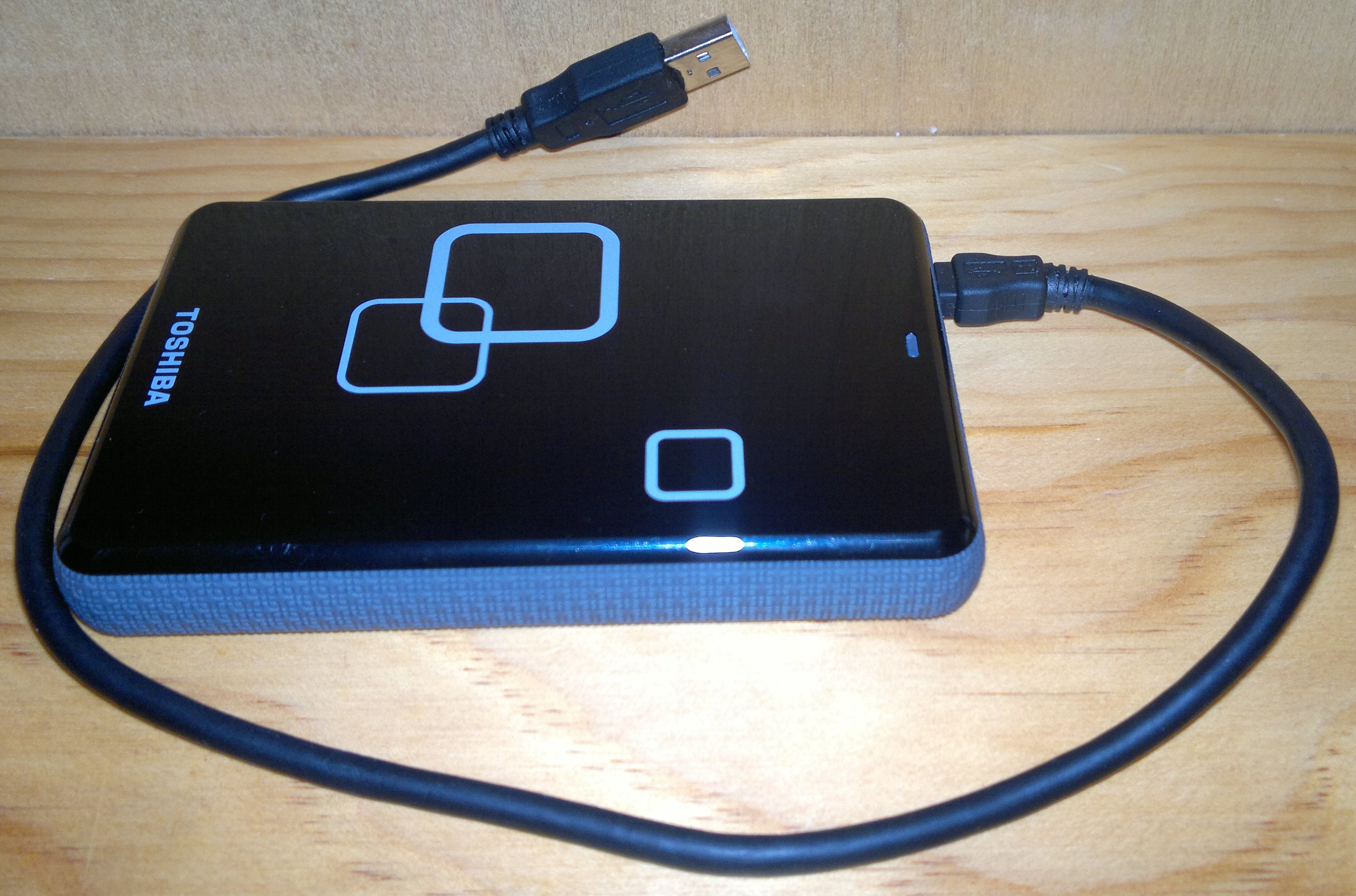 Disque dur externe portable Toshiba Canvio posé sur un bureau