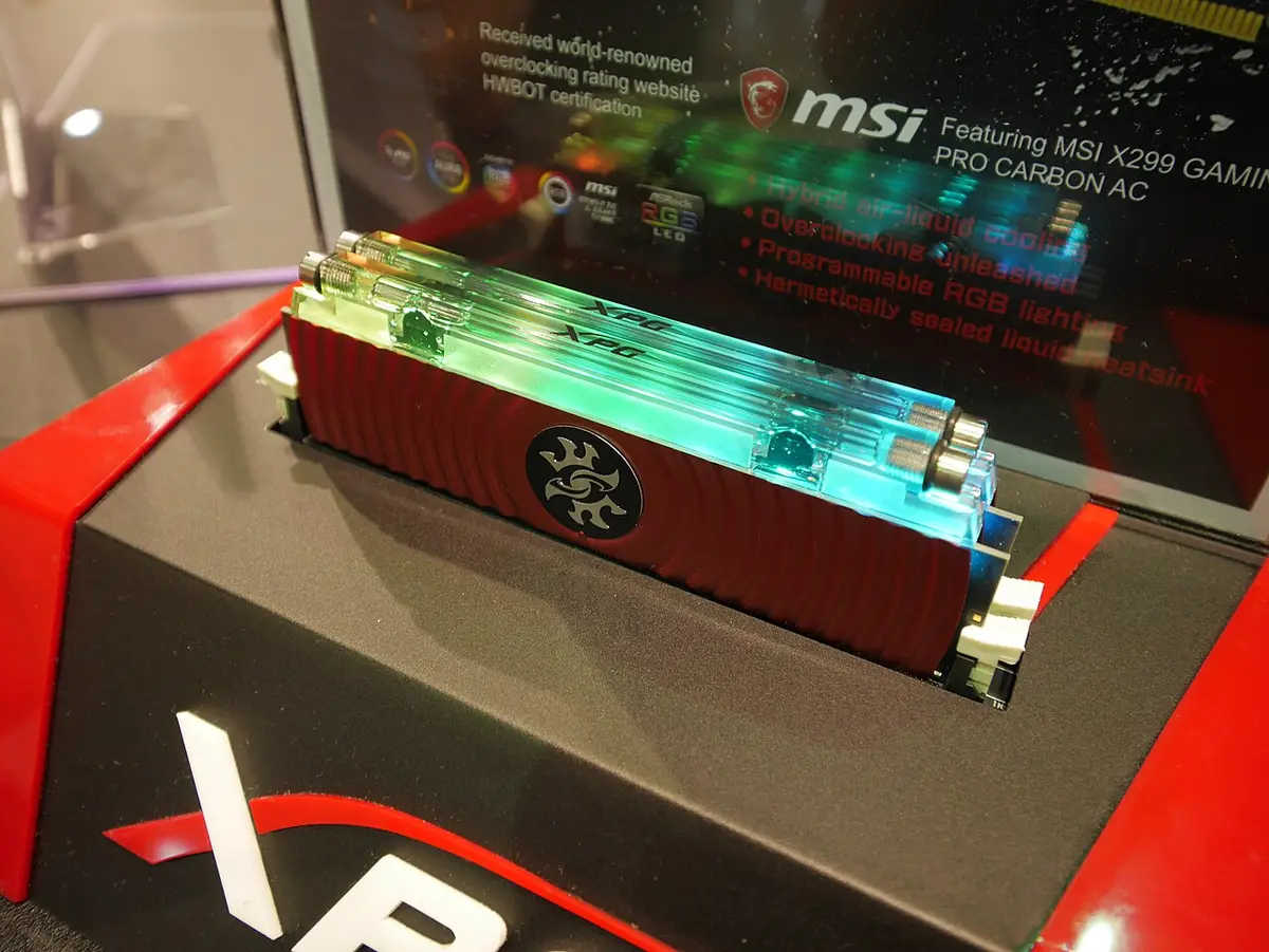 Barrettes de mémoire vive DDR4 posées près d'une carte mère d'ordinateur de bureau